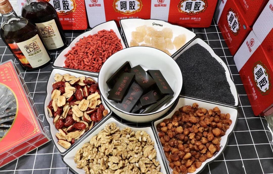 黑芝麻阿胶糕横切面特写