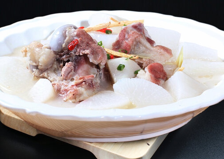 五种黄金搭配食材特写：干香菇片、橙红胡萝卜块、金黄板栗仁、奶白冬笋段、翠绿枸杞叶整齐排列在竹制托盘上，背景为木质料理台，自然光拍摄