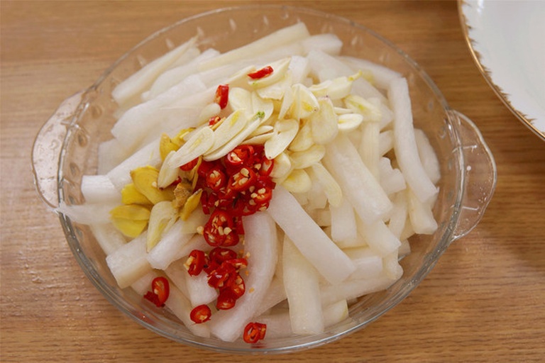 蒸熟的葛根摆盘与蘸料搭配