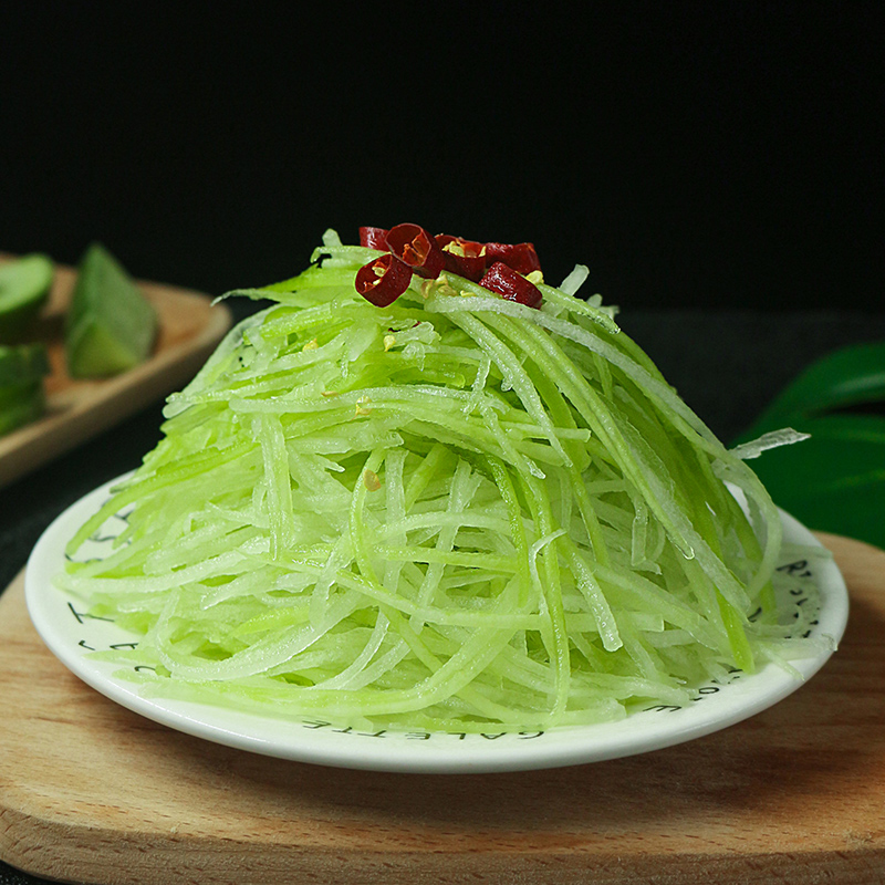 厨师正在用鲜辣鲜露调制凉拌菜