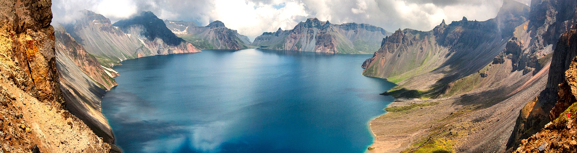 长白山山脉全景航拍图，晨雾缭绕中的森林与河流交织