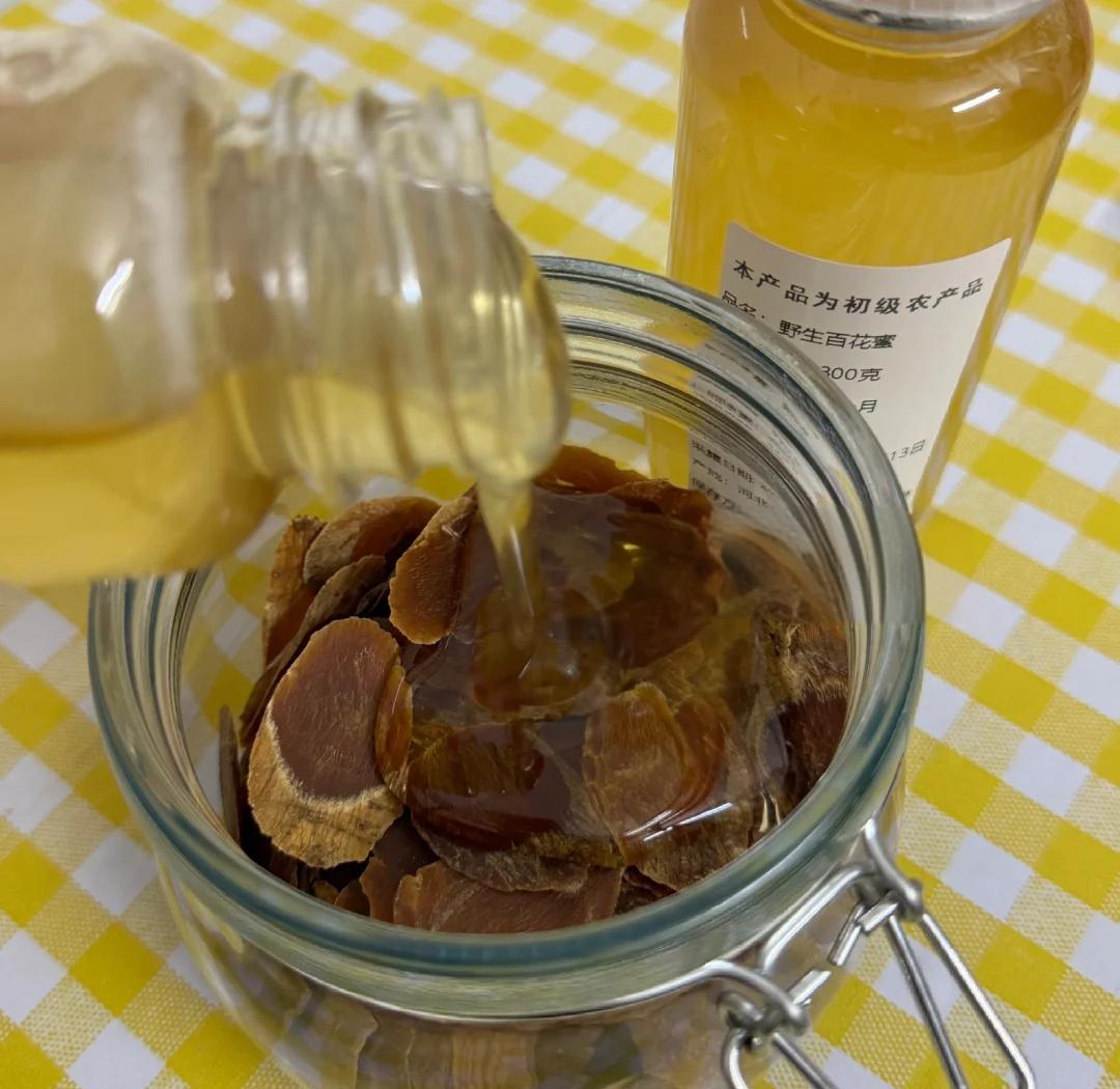 展示蜂蜜与子姜混合装罐的过程 蜂蜜子姜腌制过程