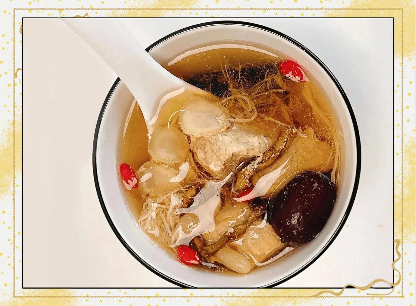 一碗具有祛湿功效的传统中式汤品