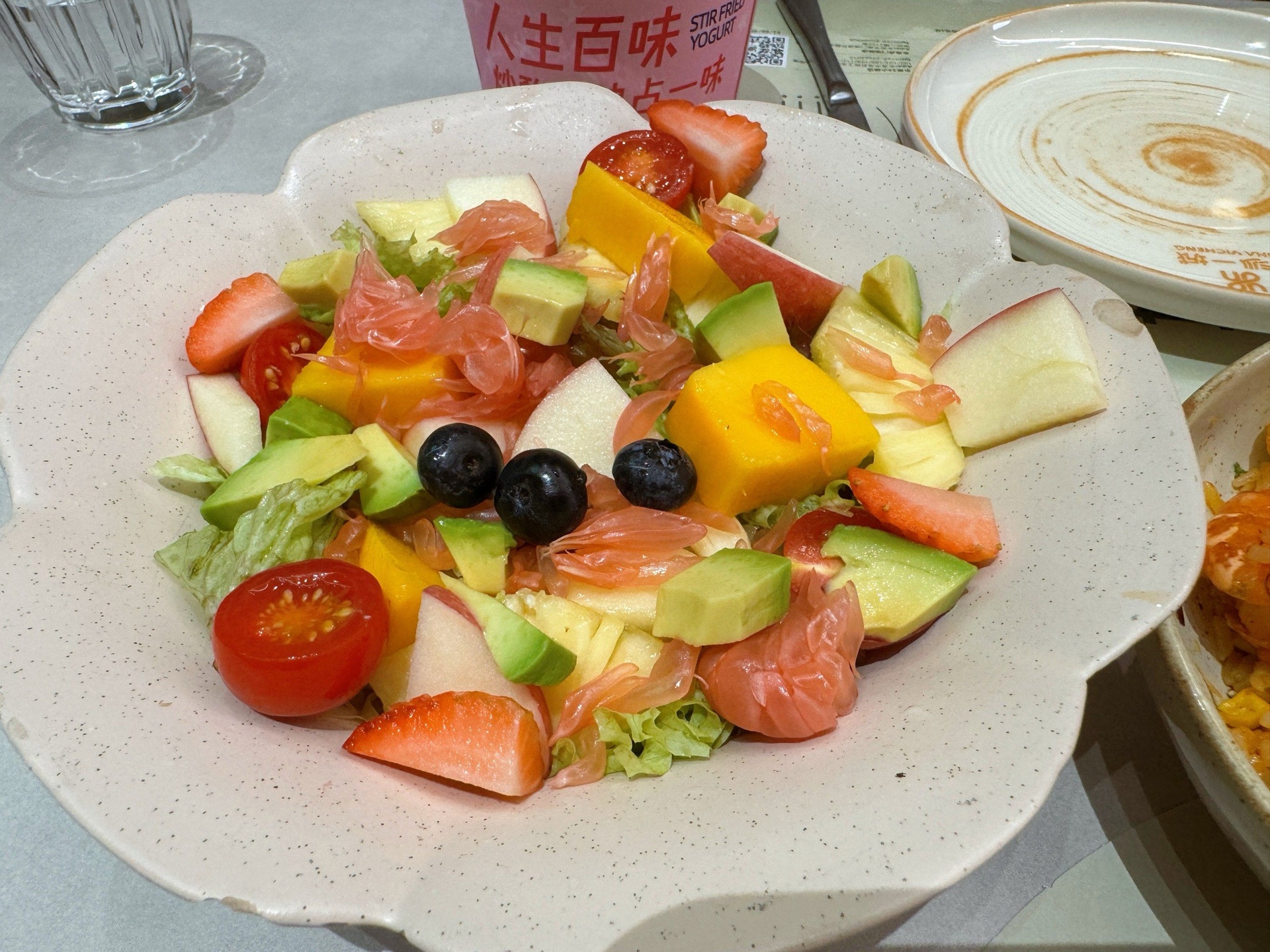 图片说明:水晶梨与牛油果、坚果搭配制作的水果沙拉,营养丰富,色彩鲜艳 水晶梨与其他食材搭配制作沙拉