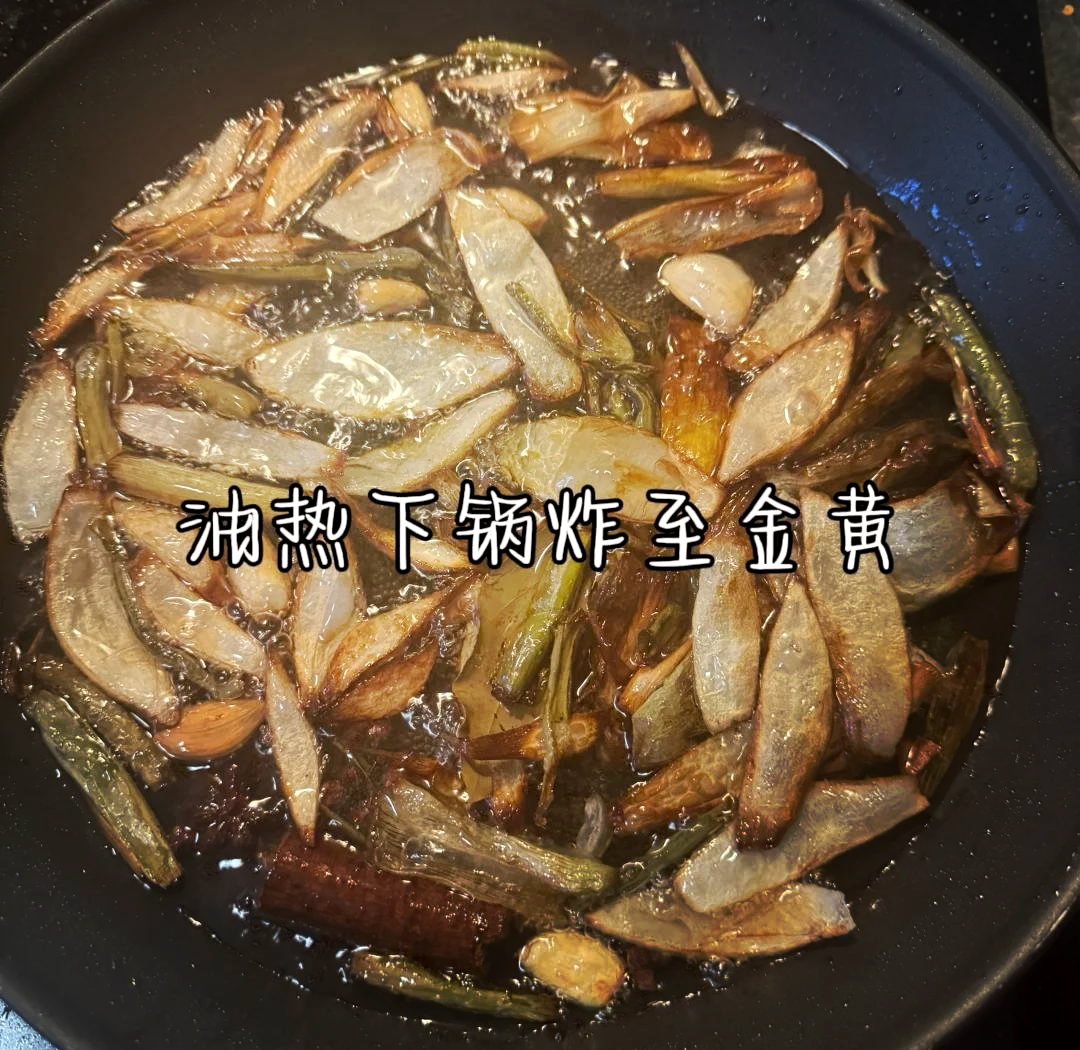 炸大蒜在锅中翻炒,金黄酥脆 炸大蒜在锅中翻炒