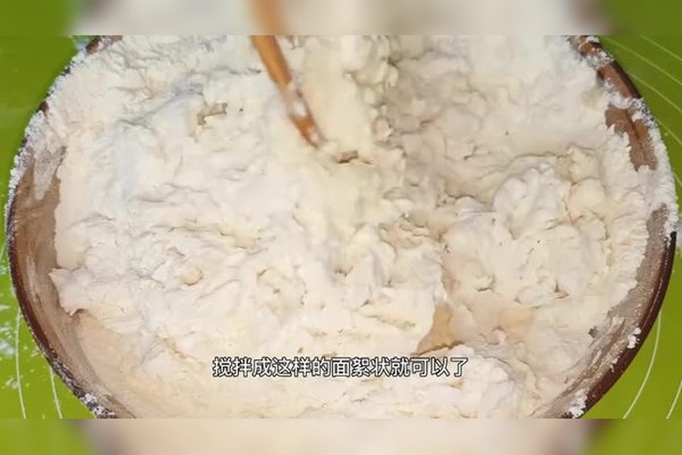 寿桃制作面糊搅拌过程