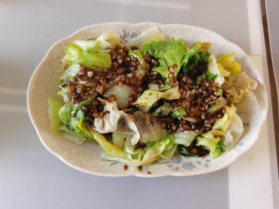 展示一盘新鲜的生菜沙拉,配以橄榄油和柠檬汁调味 新鲜生菜沙拉