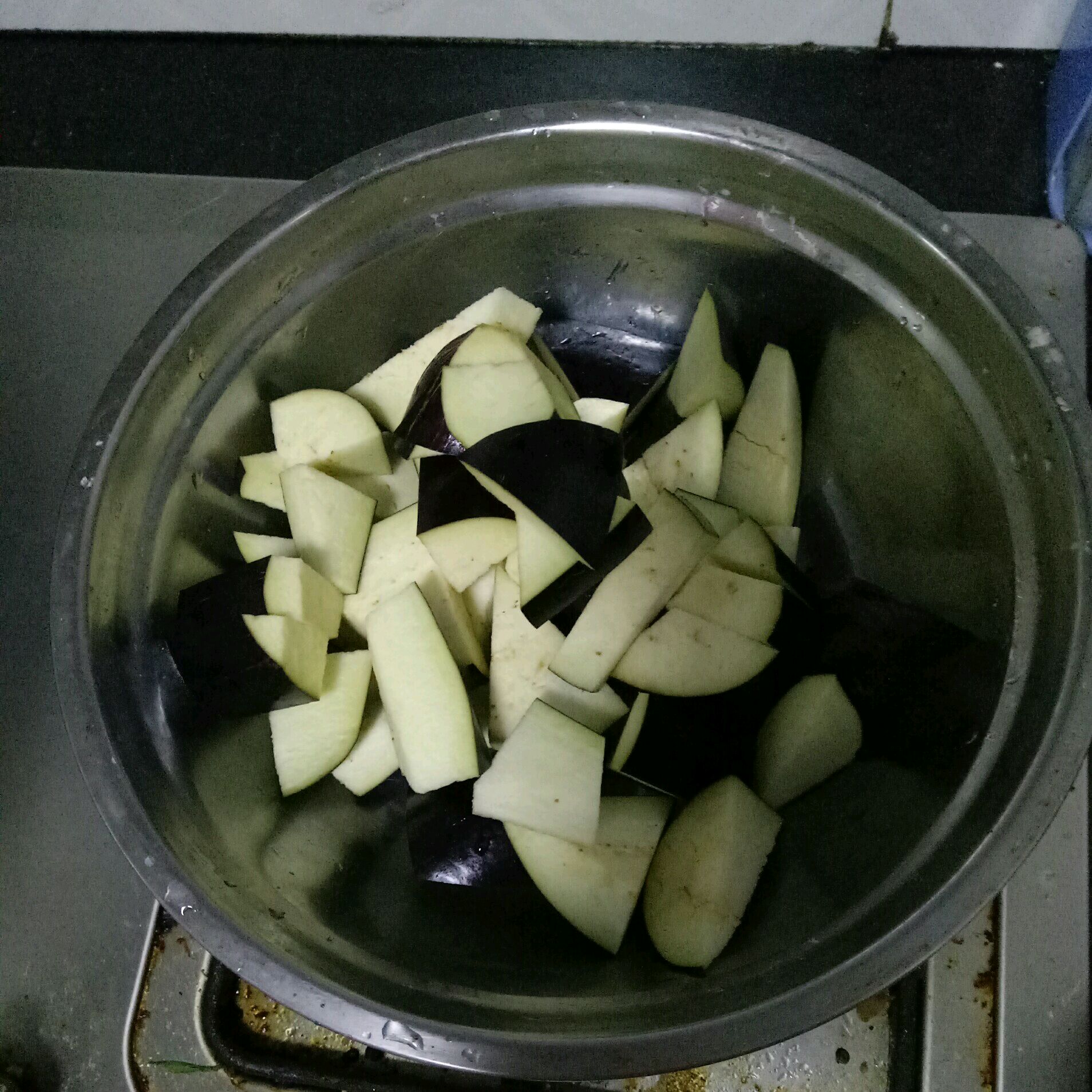 家庭厨房中正在蒸制圆茄子