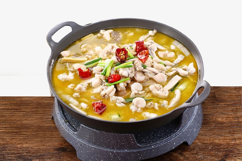 俯拍构图:青花瓷砂锅盛装田鸡煲胡椒,汤色清亮微黄,田鸡块分布均匀,芋头块呈淡紫色,表面浮着细密胡椒油星,配一小碟青翠葱花,整体呈现‘温润不燥、甘香入里’的食养美学 砂锅田鸡煲胡椒成品摆盘