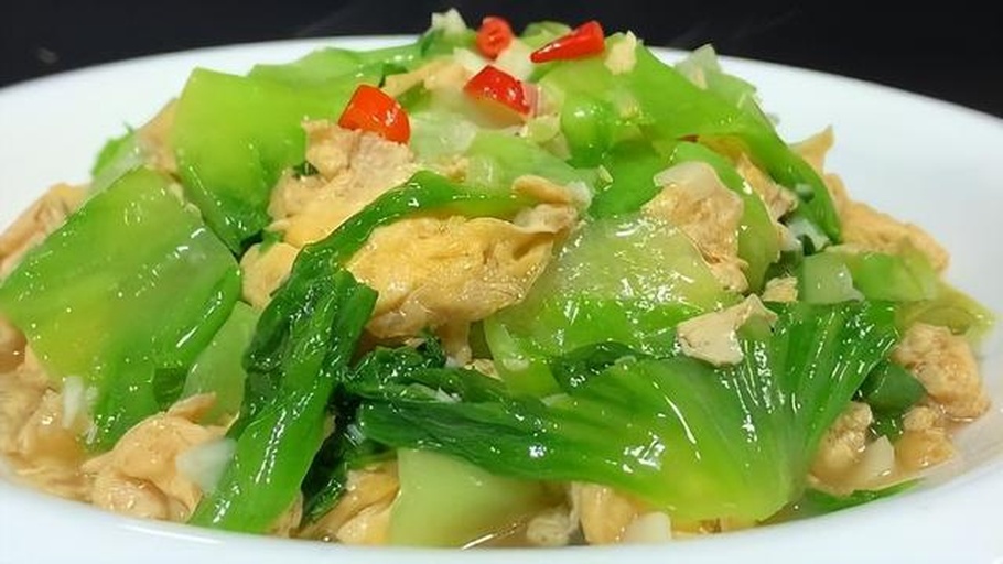 油菜炒鸡蛋成品图:一盘色泽鲜亮、香气扑鼻的油菜炒鸡蛋 油菜炒鸡蛋成品图