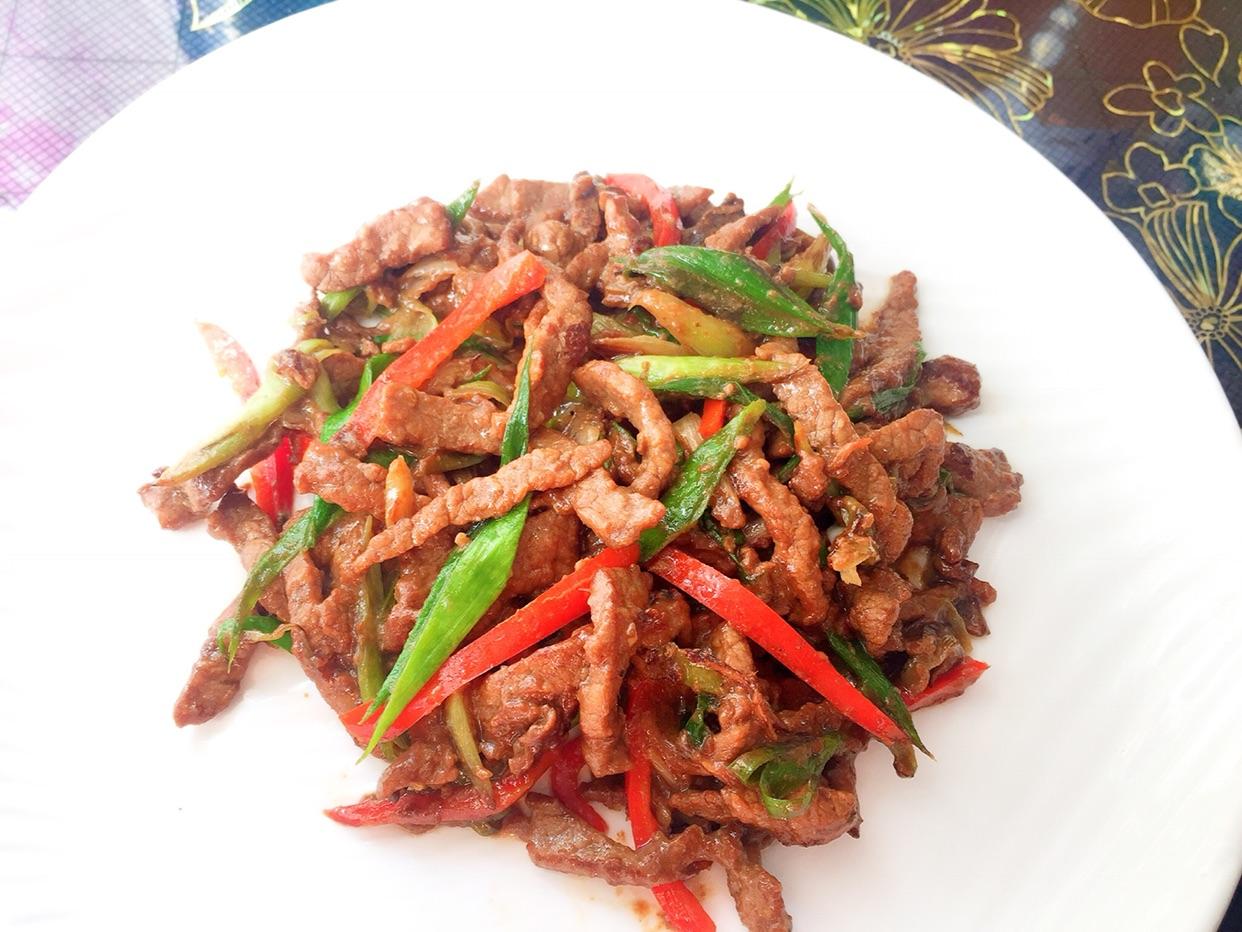 鸡腿大葱与牛肉搭配的烹饪图