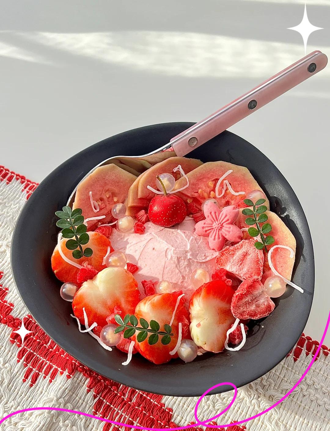 展示成品奶油巧克力草莓的精致摆盘效果 成品奶油巧克力草莓展示图