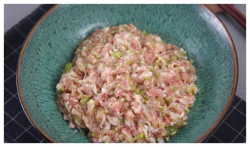 西芹猪肉馅料搅拌过程