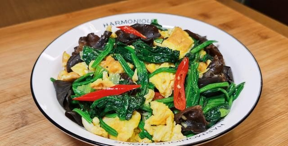 女性在厨房准备富含铁元素的天然食材拼盘