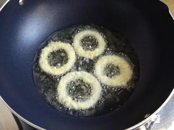 炸制中的奶油草莓甜甜圈