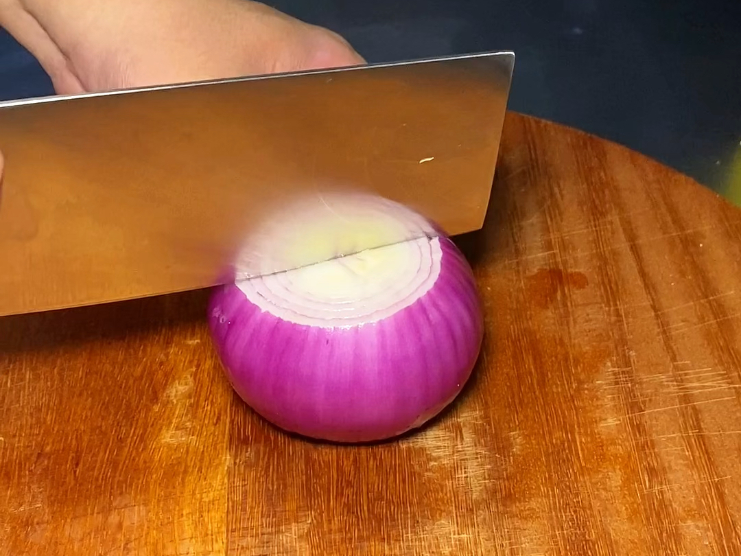 展示一位厨师正在将洋葱切成均匀的细丝 洋葱切丝过程