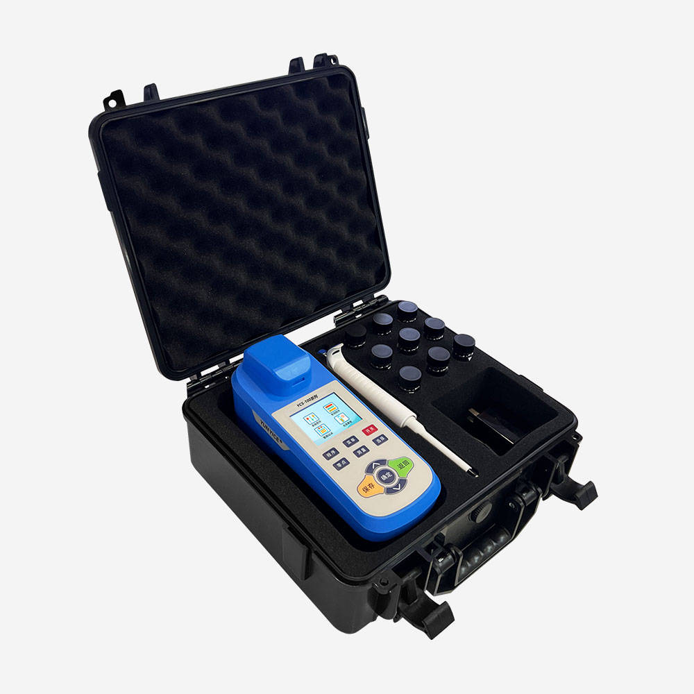 专业技术人员在实验室使用高效液相色谱仪(HPLC)检测红提中的白藜芦醇含量;旁边摆放着不同产地样品瓶,标签注明采集地点与日期;背景墙上挂有ISO认证证书和检测流程图 智利红提实验室检测场景