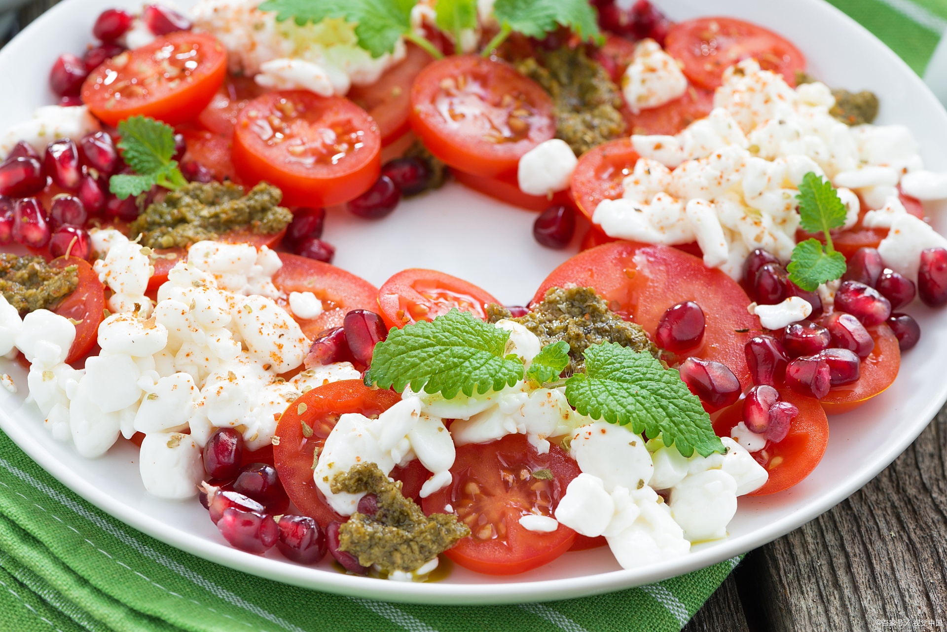 普罗旺斯番茄切片与马苏里拉奶酪交替摆盘，淋有橄榄油与香醋，点缀新鲜罗勒叶