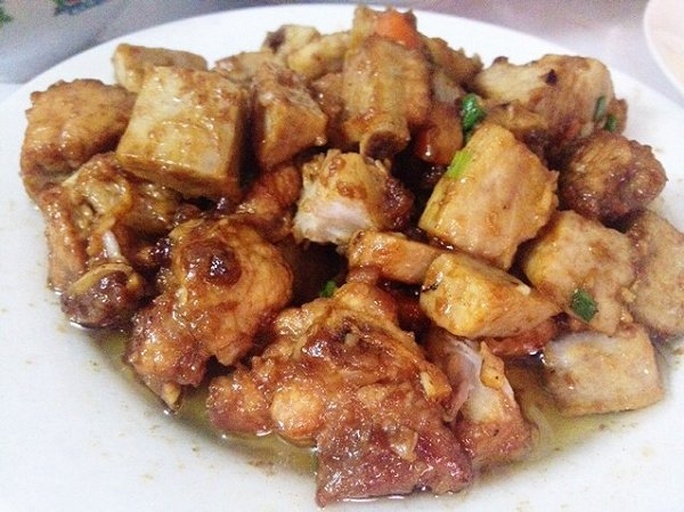 毛芋头炖排骨传统烹饪成品图,突出食材本色、汤色清亮、质地软糯,体现药膳温和滋补特质 毛芋头炖排骨成品:砂锅中琥珀色清汤,浮着软糯毛芋头块与酥烂肋排,表面撒少量枸杞与葱花,蒸汽氤氲