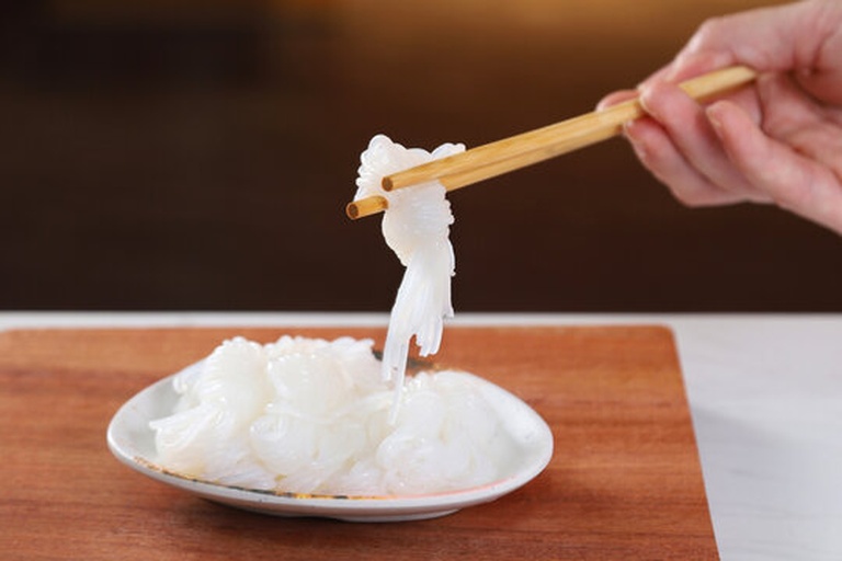 粉丝泡发与蒜蓉炒制过程