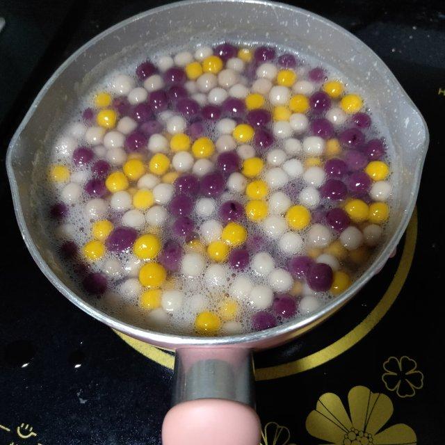 煮香芋汤圆的过程特写