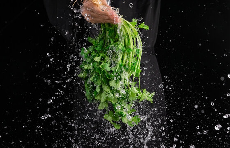 菜花拆分成小朵并用清水冲洗