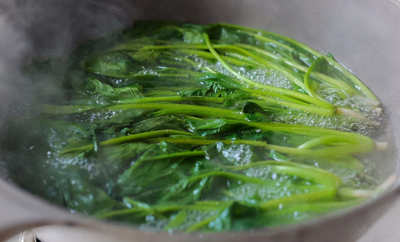 菠菜焯水过程特写