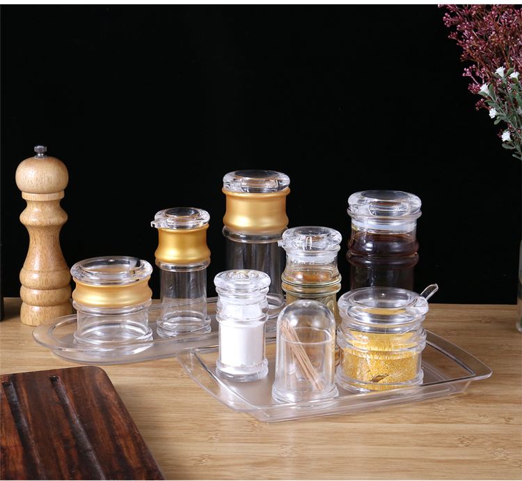 厨房中胡椒瓶与辣椒罐并列摆放的场景照片