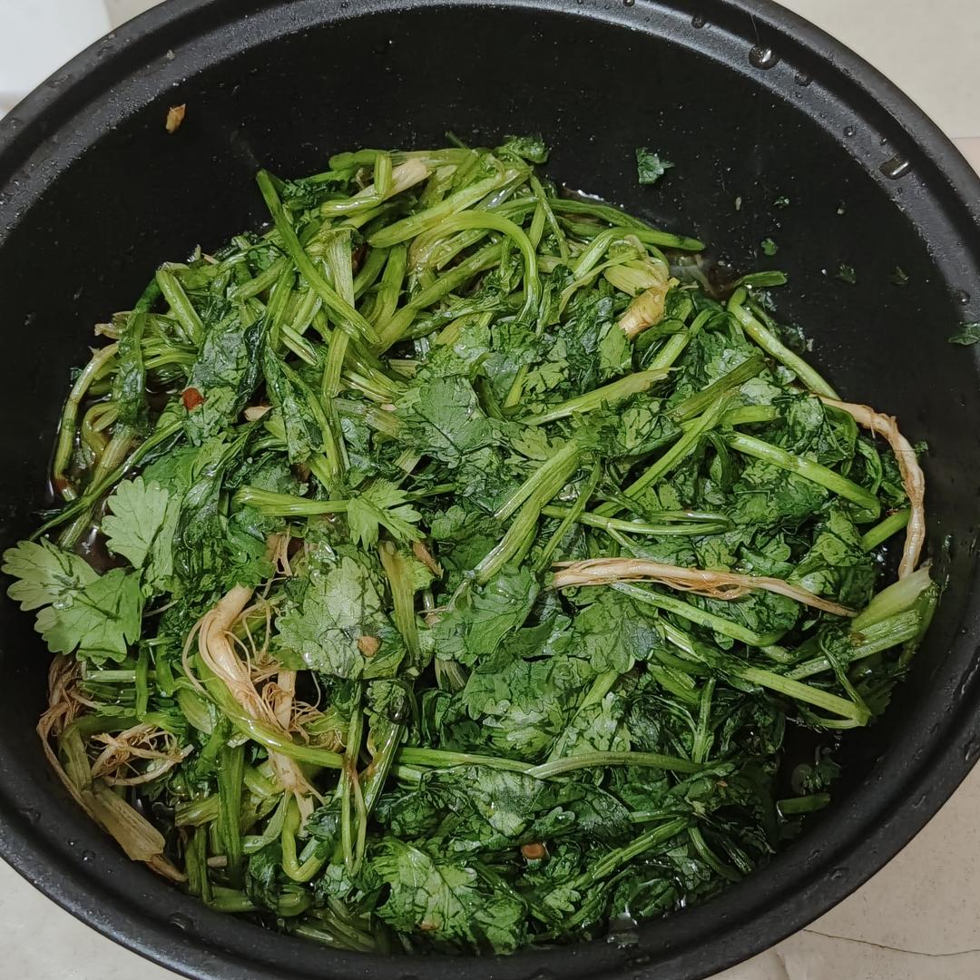 厨房中使用十香菜烹饪场景