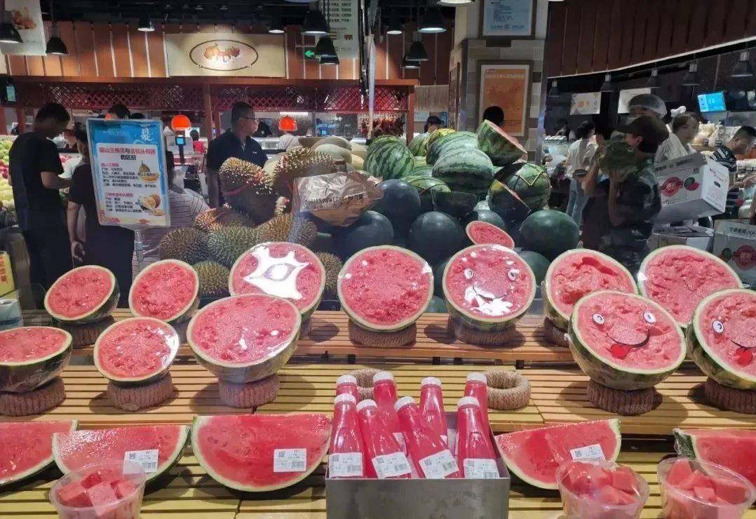 市场摊位上的不同瓤色西瓜对比
