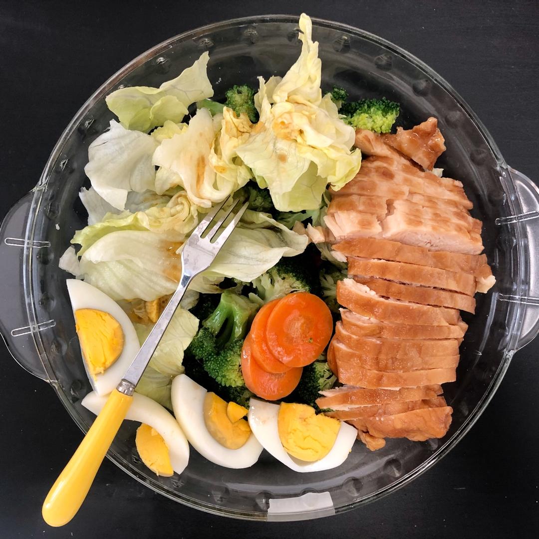 水煮土豆搭配膳食餐盘