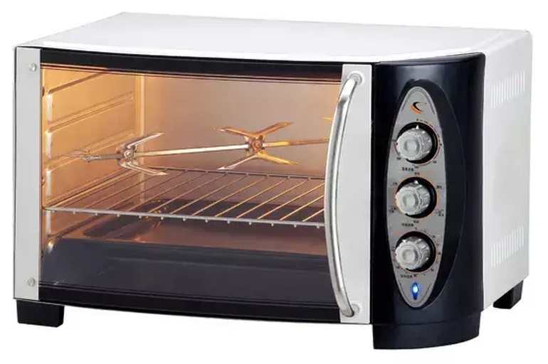 家庭烤箱烘烤中的商薯薯批特写：烤盘内金黄色薯片整齐平铺，边缘微翘，表面油润光亮，无焦黑斑点，背景可见烤箱温度显示屏显示105℃