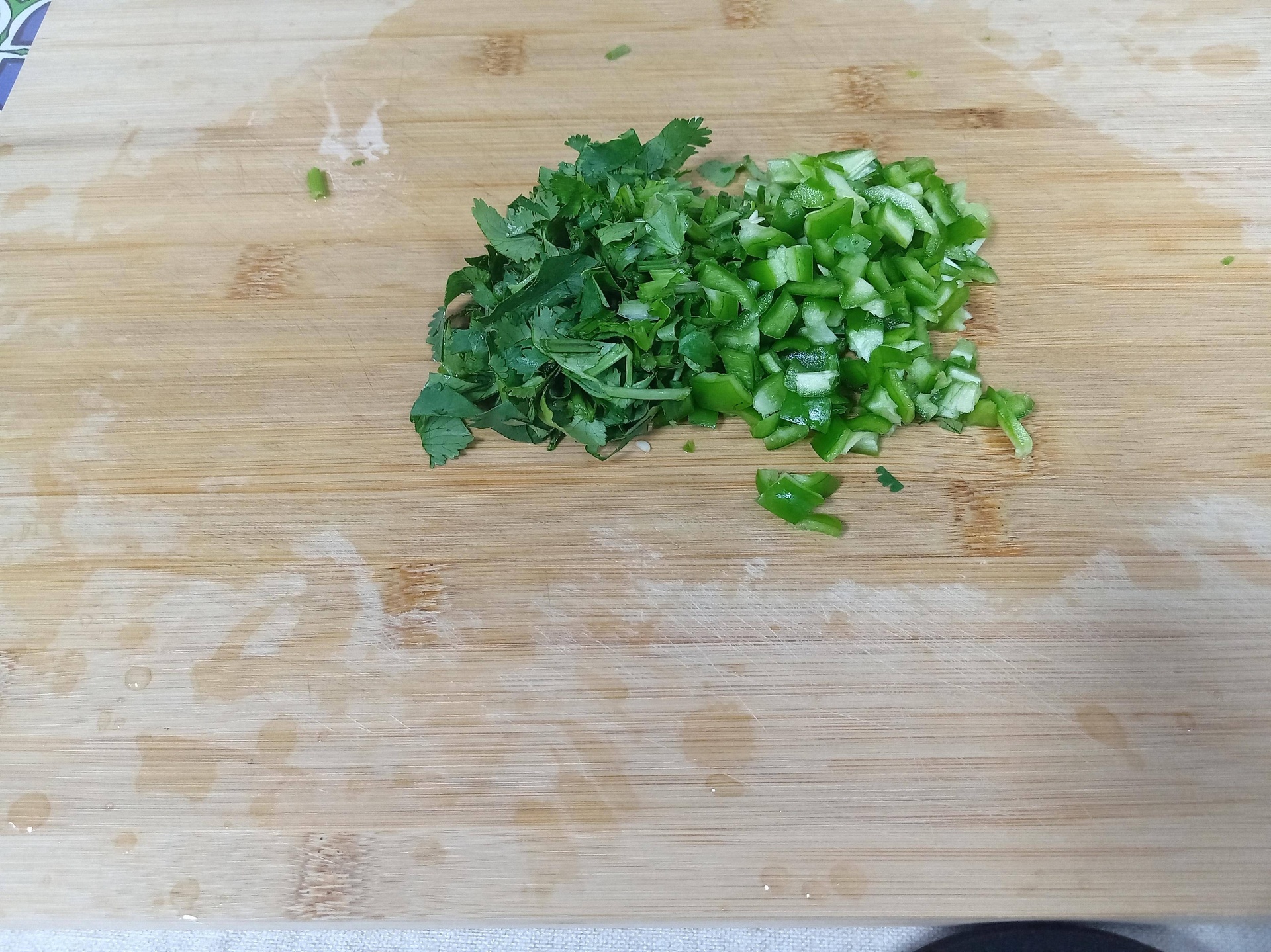 小香芹与香菜在厨房中的使用场景