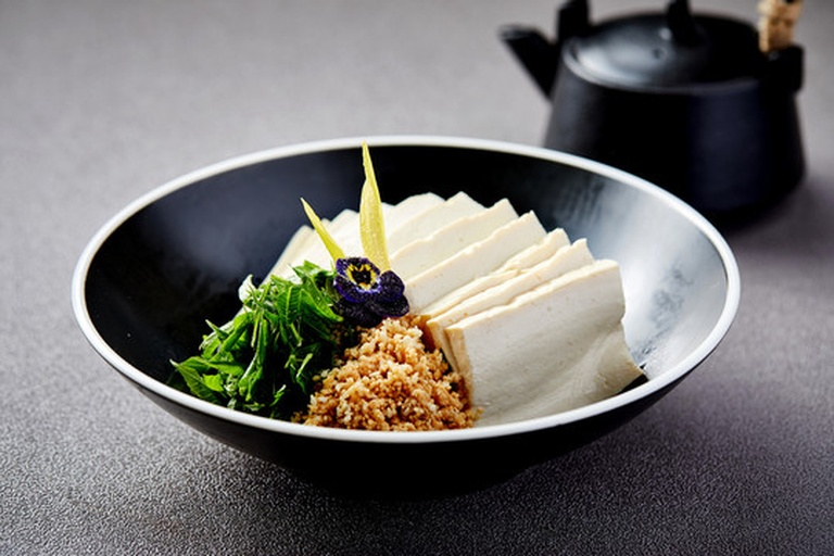 岩茶老姜调味粉撒在菜肴上