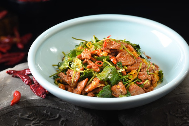 俯拍高清图:油亮诱人的牛肉炒螺丝椒盛于白瓷深盘中,牛肉片片分明、呈浅褐色泛油光,螺丝椒段碧绿微卷、带有焦香虎皮纹,可见零星金黄蒜末与芝麻,盘底无多余汤汁,整体干香饱满 牛肉炒螺丝椒成品特写