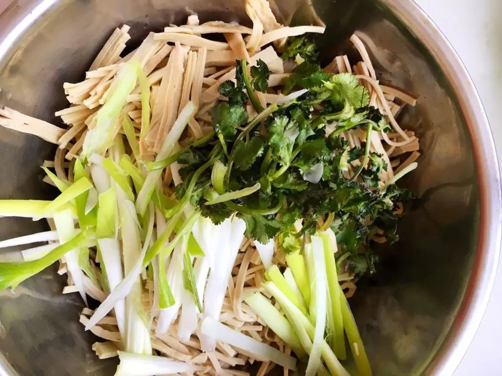 清爽可口的大葱拌豆腐丝,色彩搭配自然,适合夏季食用 章丘大葱拌豆腐丝成品展示