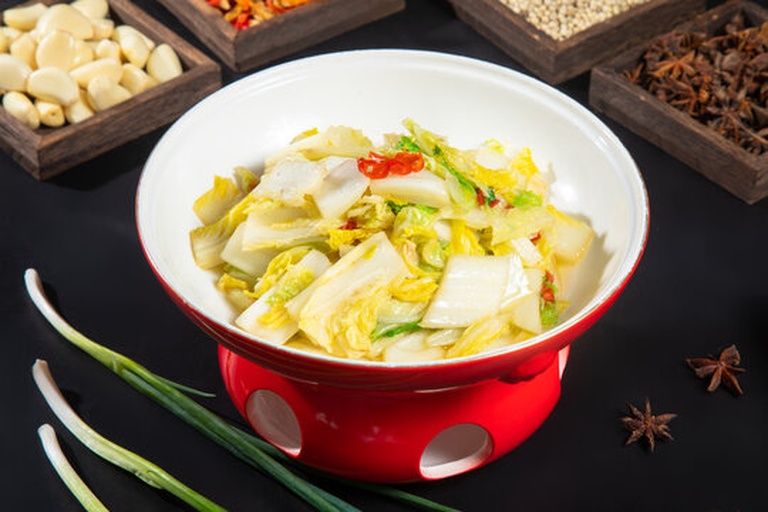 白菜与其他食材搭配烹饪的美食图