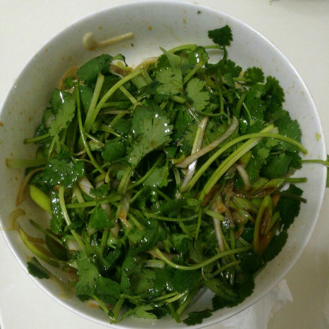 香菜与深色绿叶菜（如菠菜、芝麻菜）混合沙拉，搭配橄榄油、柠檬汁和核桃碎，盛于白色陶瓷碗中