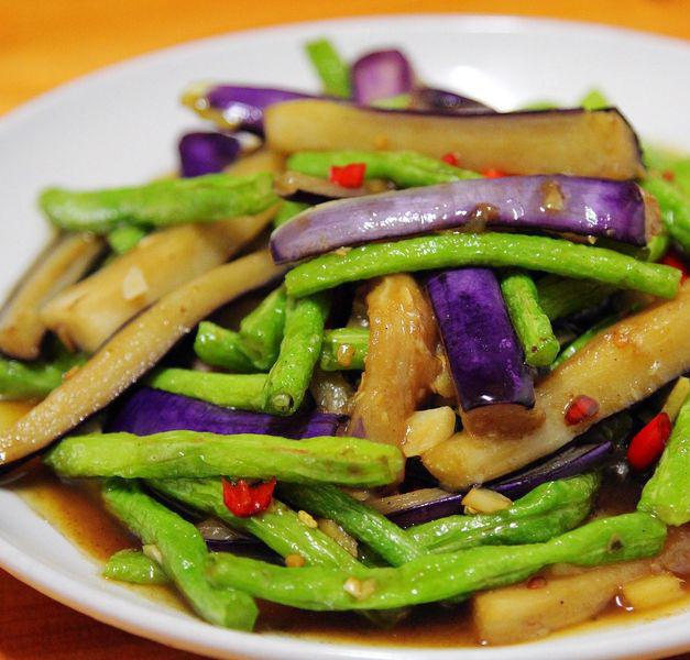 豆角与茄子搭配炒制的美食图