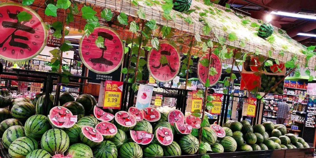 超市货架上摆放着切开与完整的西瓜