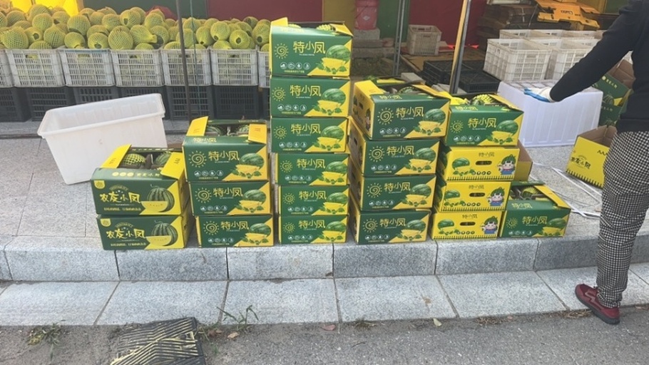 特小凤西瓜在超市货架陈列场景