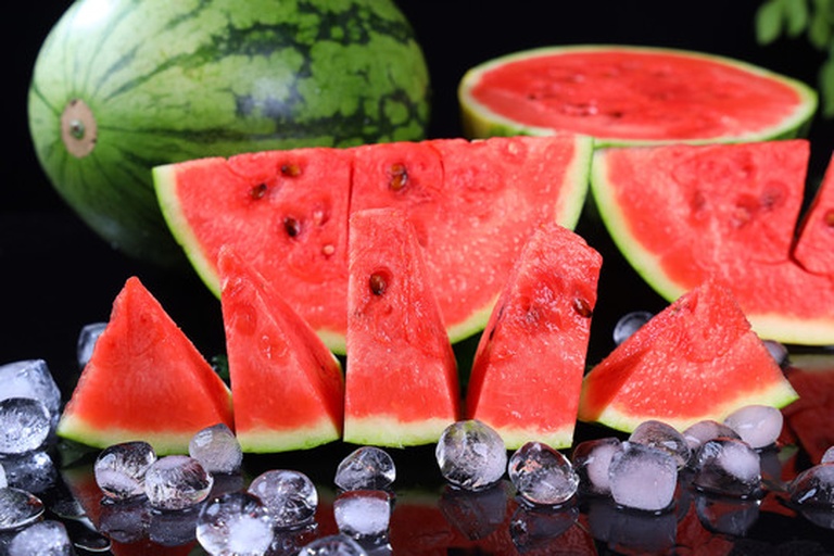 西瓜切块与西瓜汁的搭配图