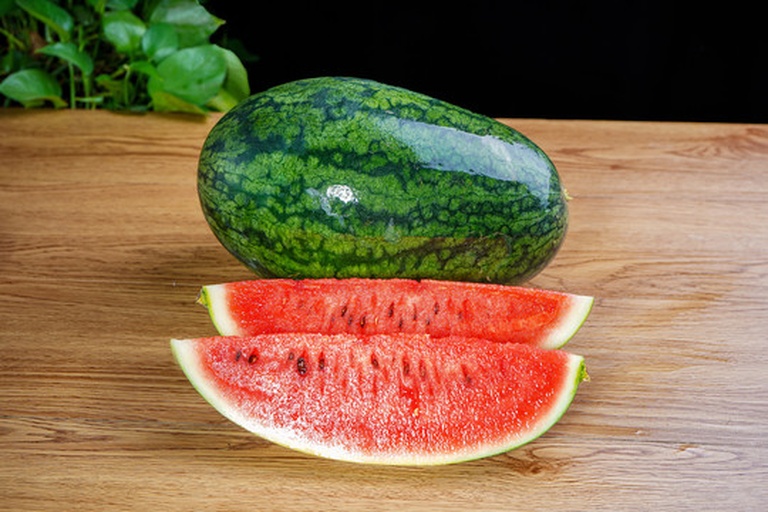 西瓜与三个菠萝并列摆放