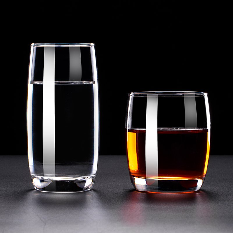 玻璃杯中浸泡中的青梅桂花水