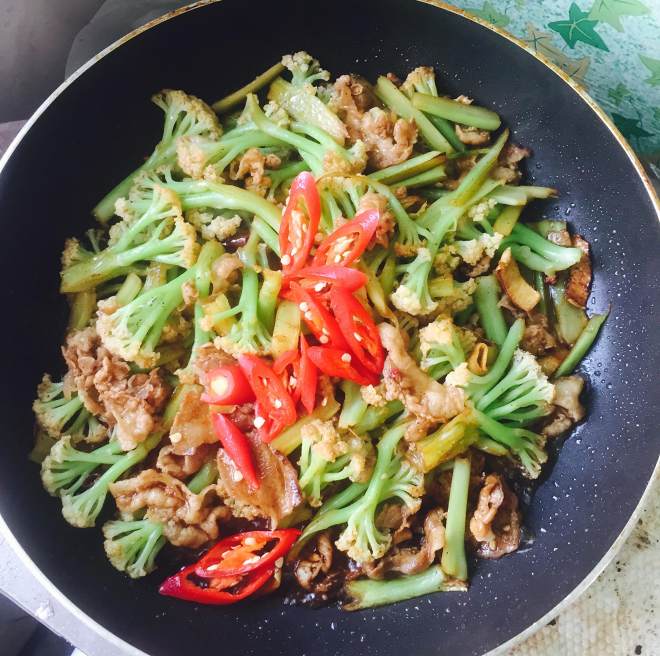 西兰花炒猪肉烹饪过程