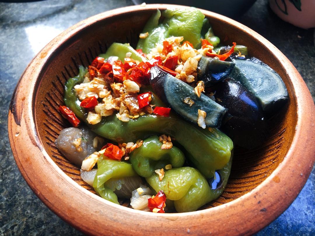 湖南茄子尖椒皮蛋成品图