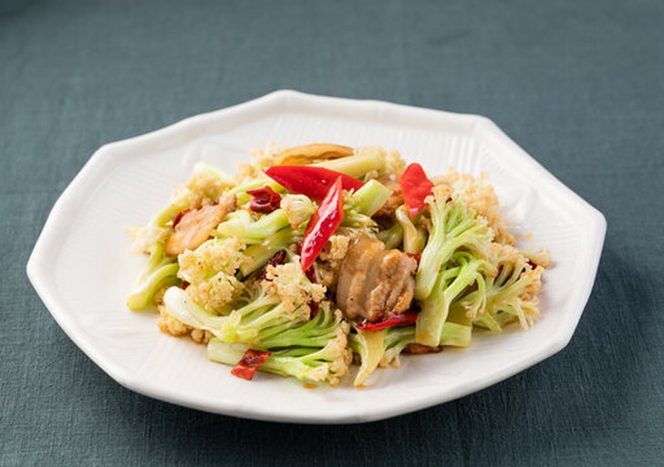 成品西兰花炒猪肉装盘效果