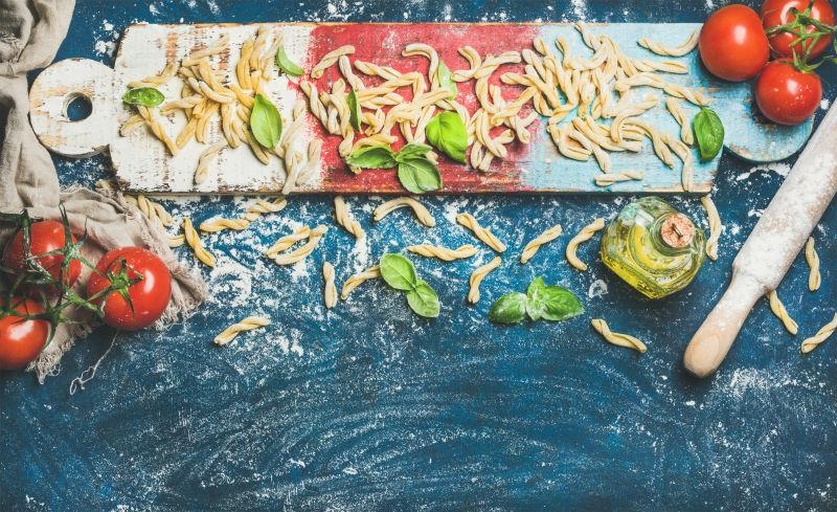 美食场景摄影:普罗旺斯西红柿橄榄油浸渍经典吃法,突出其红橙色泽与地中海饮食哲学,佐料天然,强化‘颜色即营养’的视觉传达 普罗旺斯西红柿料理场景:玻璃碗中盛放橄榄油浸渍的番茄片,表面撒海盐与新鲜百里香,旁边配法棍切片与山羊奶酪,整体呈现温暖红橙色调