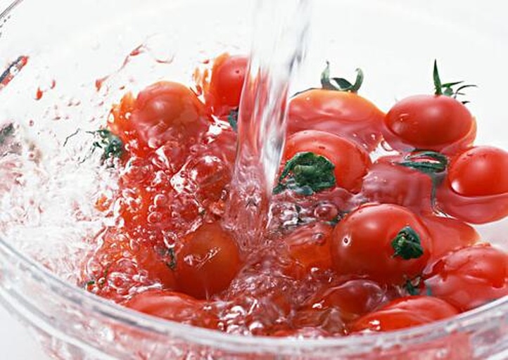 西红柿清洗与去皮