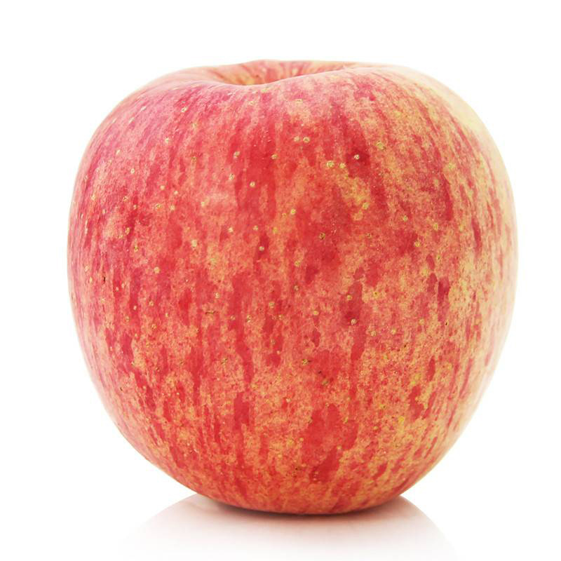 红富士苹果在市场摊位上整齐摆放的特写画面